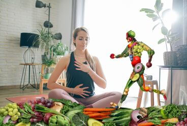 Femme respirant derrière un coureur calque légumes et fruits